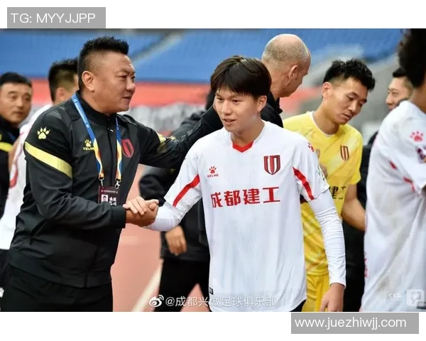 长竹杠引领足球新风潮：从球场到社会的多重身份探索